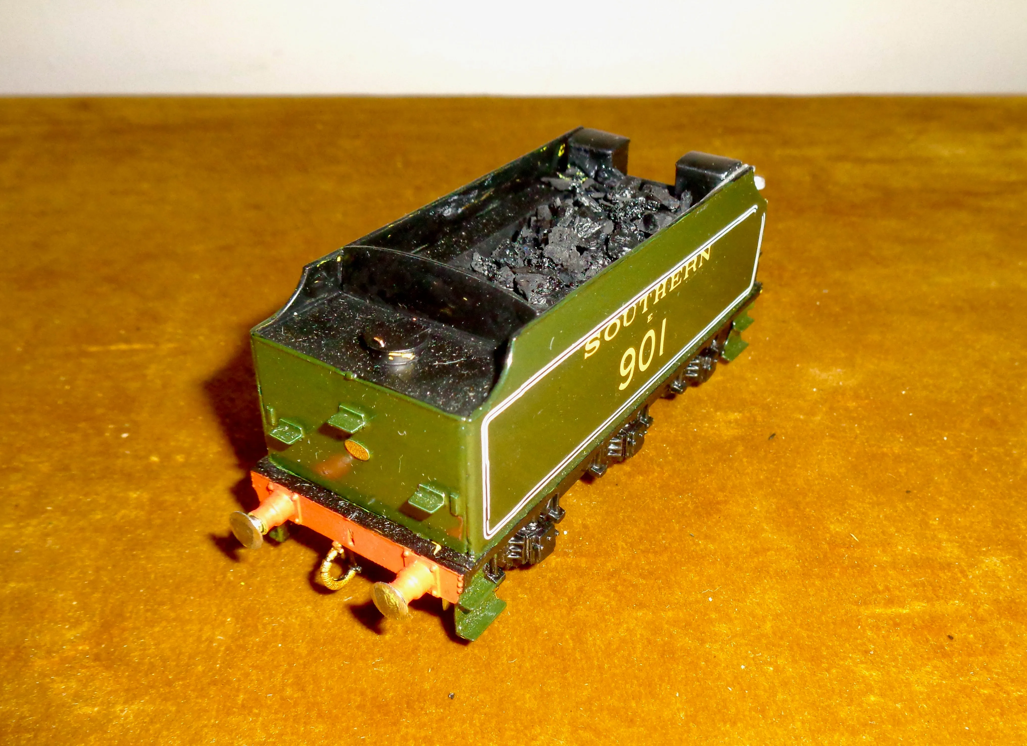 F137 Wills Finecast OO-Gauge Model Kit Southern SR Schools Class Loco & tender