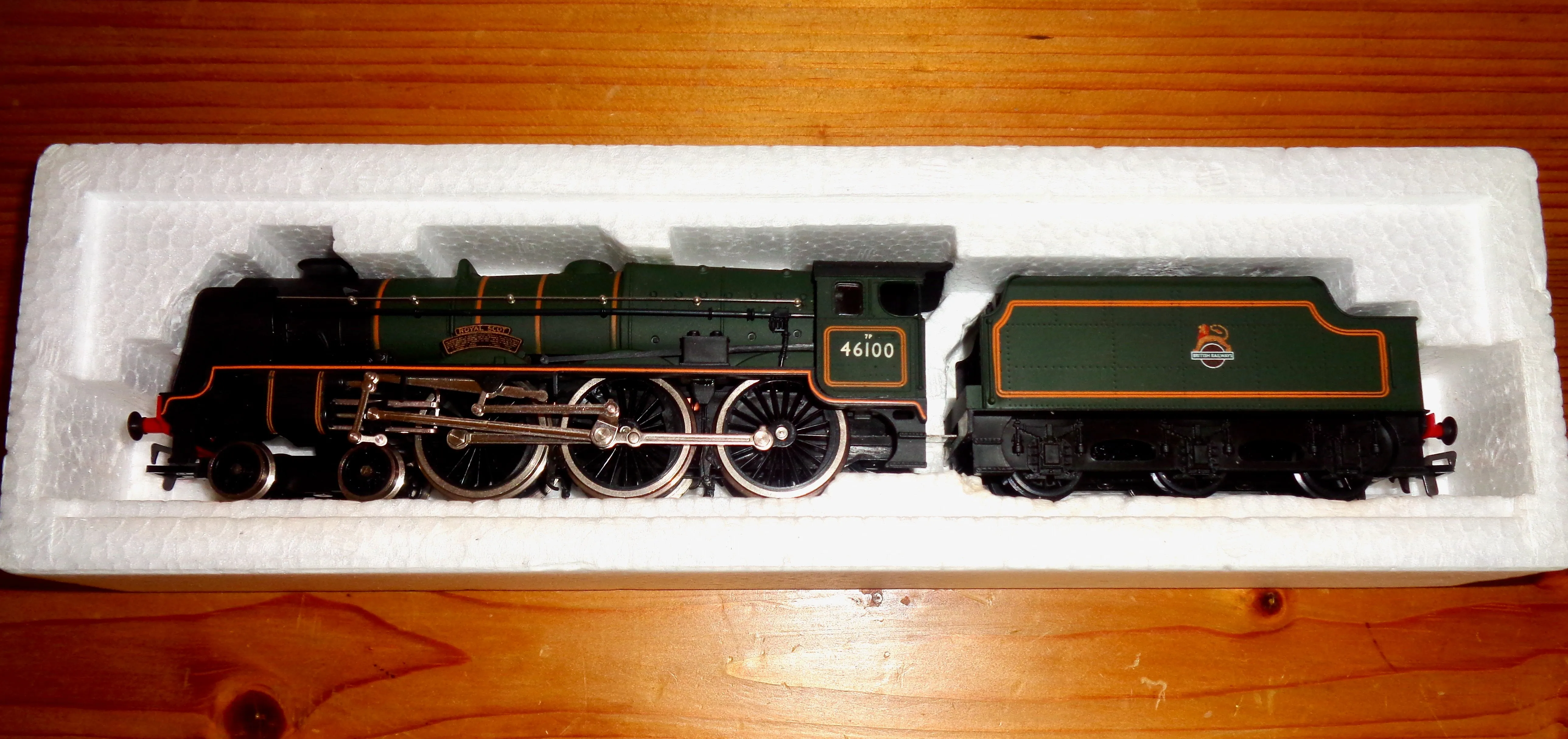 OO Gauge Airfix 54121-3 Royal Scot 46100 BR Livery 4-6-0 Locomotive Engine And Tender in Original Box