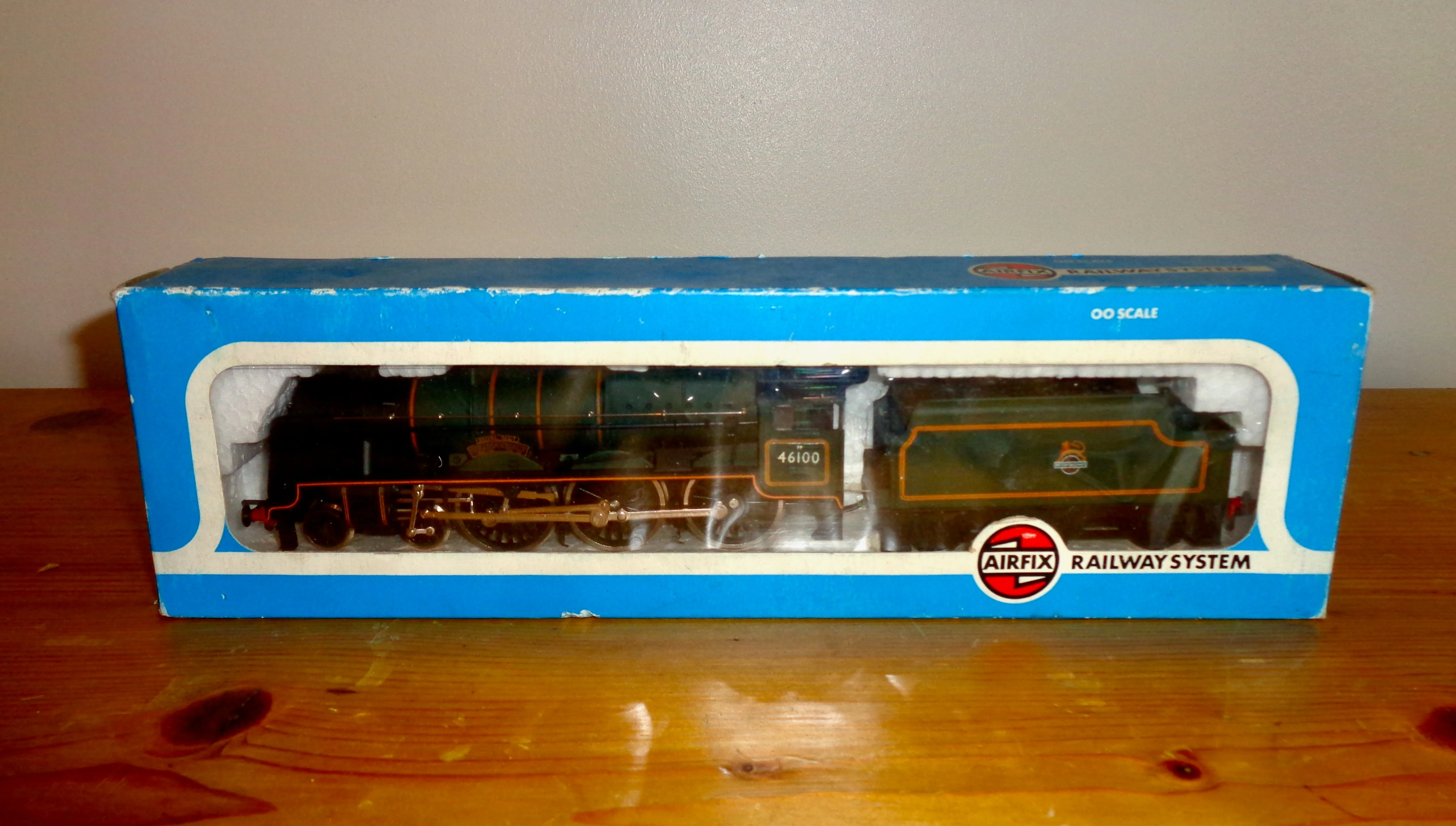 OO Gauge Airfix 54121-3 Royal Scot 46100 BR Livery 4-6-0 Locomotive Engine And Tender in Original Box
