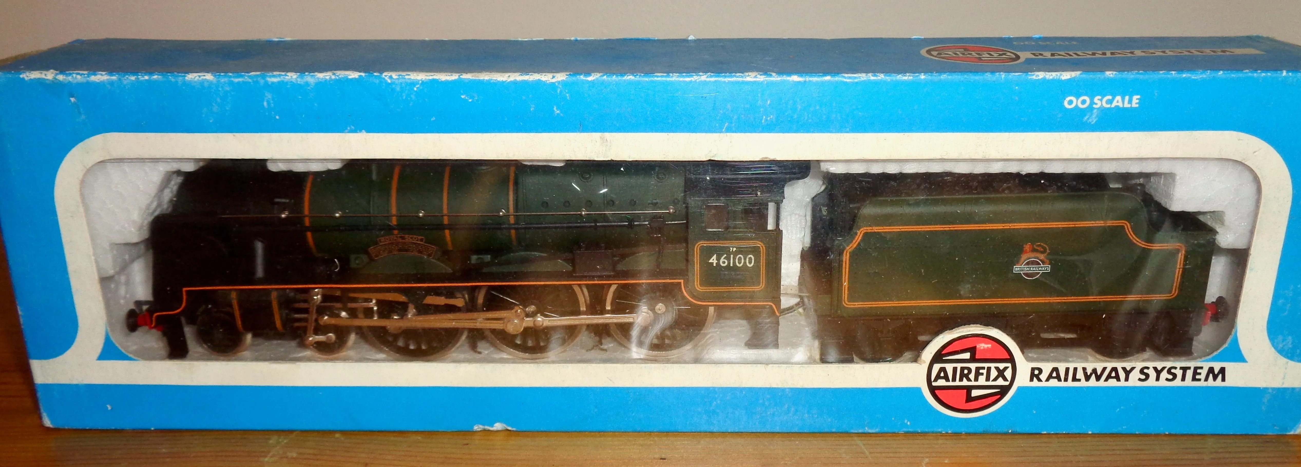 OO Gauge Airfix 54121-3 Royal Scot 46100 BR Livery 4-6-0 Locomotive Engine And Tender in Original Box